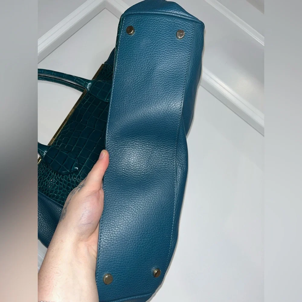 Rowallan of Scotland Genuine Leather in Crocodile Pattern w/ Gold Metal Accents - Picture 8 of 16